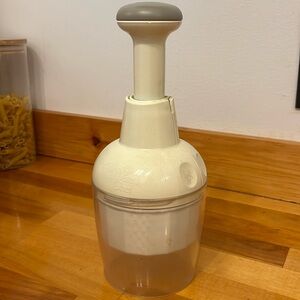 The Pampered Chef Food Chopper